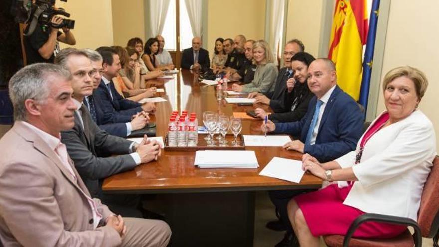 Reunión presidida ayer por Gabriela Bravo en la Casa de las Brujas.