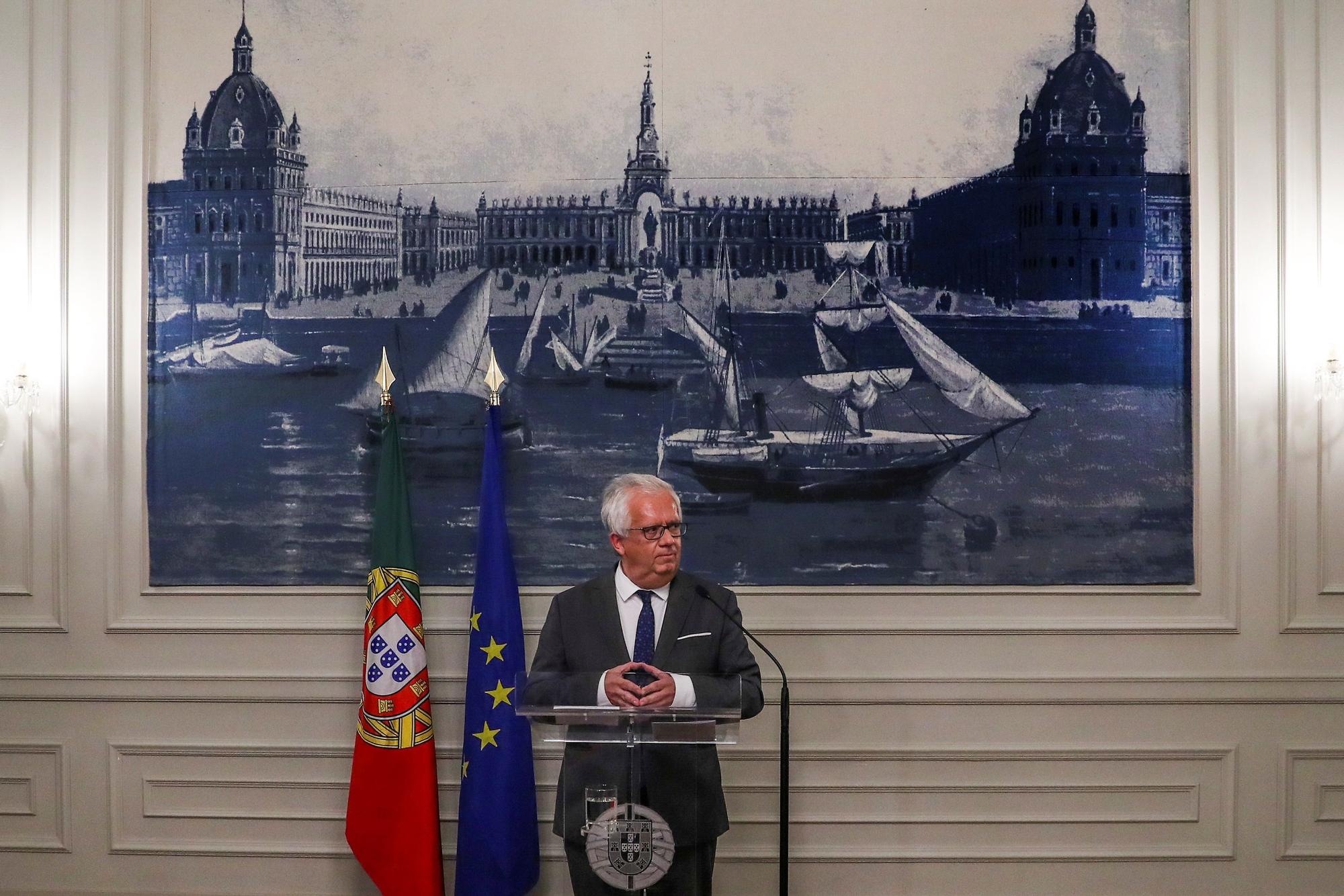 Eduardo Cabrita, en la rueda de prensa en la que ha hecho público que ha presentado su dimisión como ministro del Interior de Portugal para no perjudicar al primer ministro, Antonio Costa, de cara a las próximas elecciones.