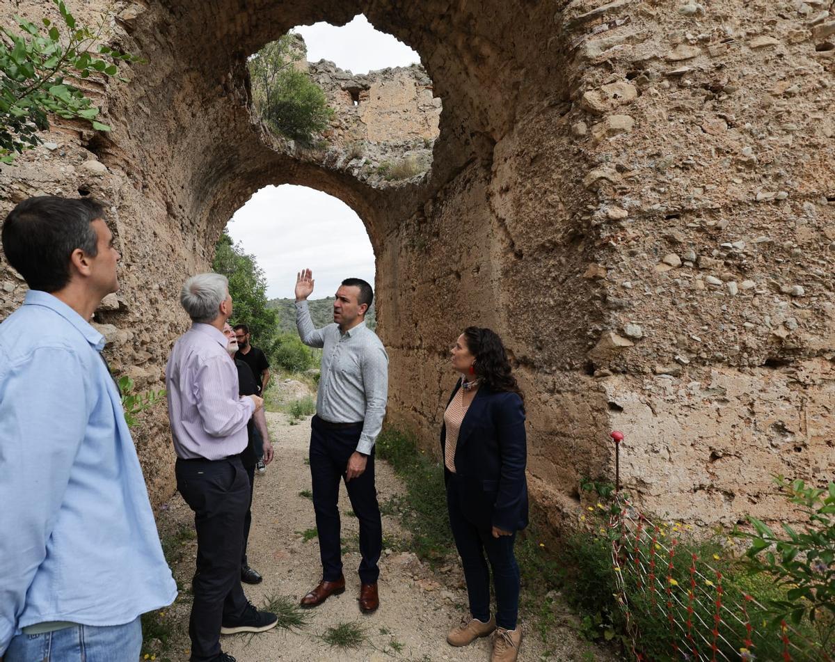 El presidente de la diputación, junto a la alcaldesa de Corbera y miembros de la corporación en su visita al castillo.