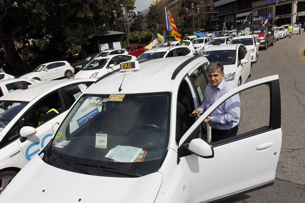 Los taxistas marchan contra los coches con conductor