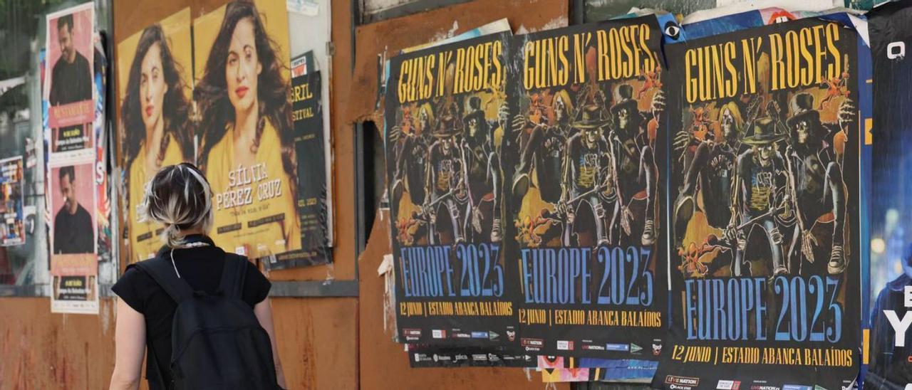 Carteles del concierto de Guns N’ Roses del próximo lunes pegados en la calle Carral.