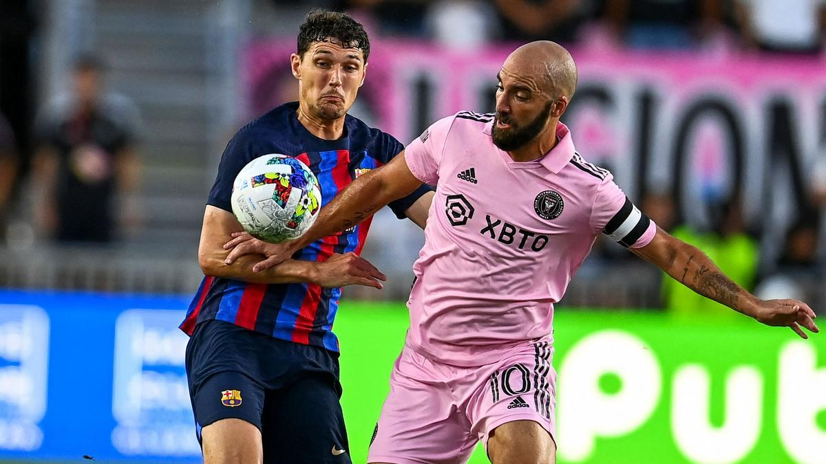 Christensen e Higuaín luchan por un balón durante el partido del Barça contra el Inter Miami