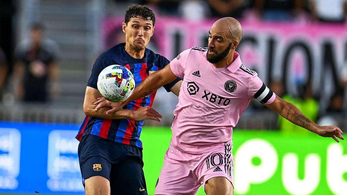 Christensen e Higuaín luchan por un balón durante el partido del Barça contra el Inter Miami
