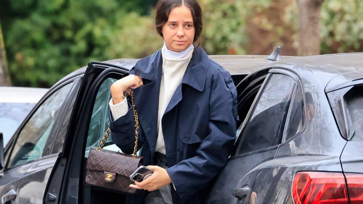 Victoria Federica se une a la tendencia hombros descubiertos con este jersey de las rebajas de Zara