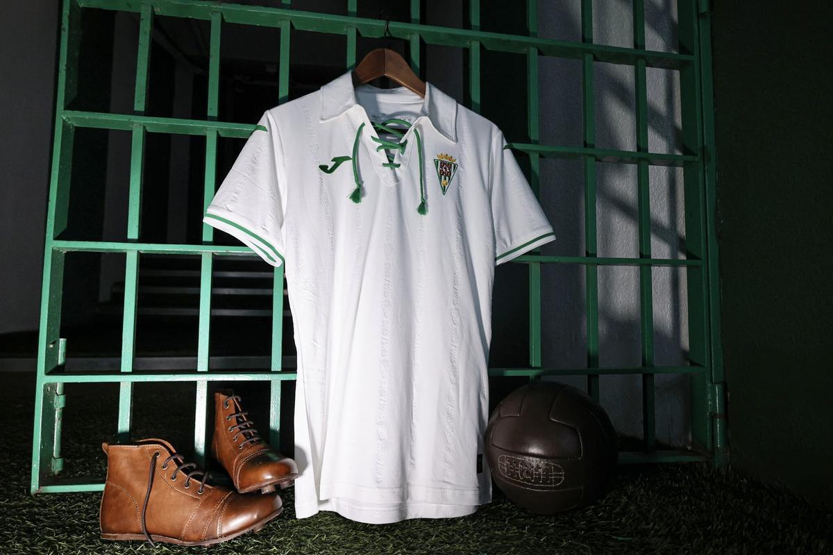 La camiseta retro del Córdoba CF, en recuerdo del ascenso a Primera de la 1961-1962, lanzada en 2024.