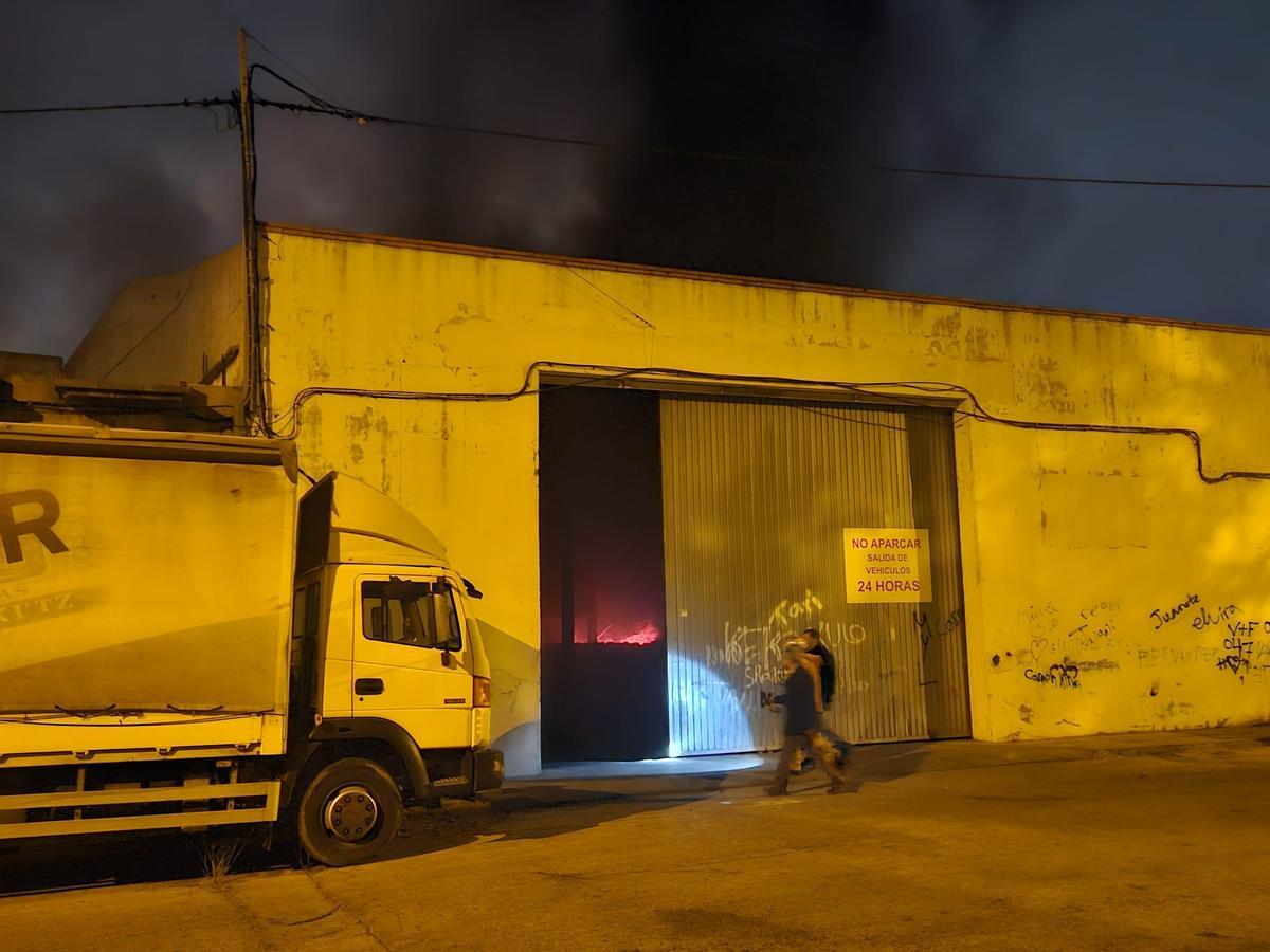 Las llamas al fondo de la nave en la que se ha originado el incendio.