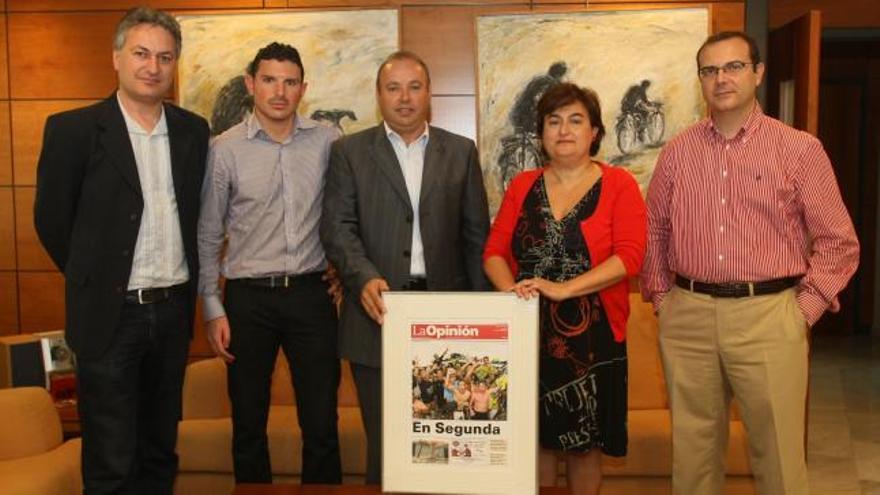 Paco Gómez, en el centro, sostiene junto a la directora de LA OPINIÓN, Paloma Reverte de Luis, la portada del diario del día del ascenso del Cartagena en compañía de Dioni García, David Buitrago y José Ángel Cerón