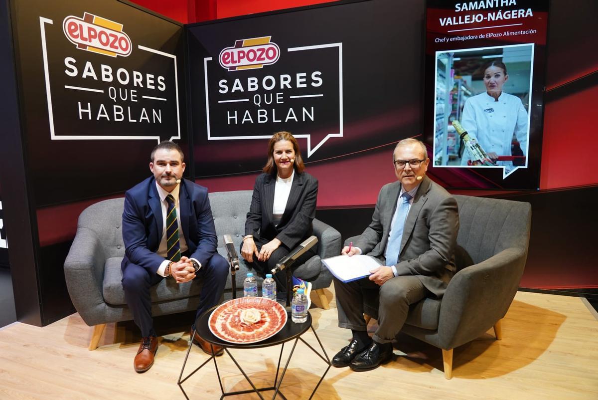 De izquierda a derecha, Pablo Olivares, director de Marketing de El Pozo Alimentación; Samantha Vallejo-Nágera, chef; y José Ángel Cerón, director de Comunicación y Relaciones Externas del Grupo Fuertes, en el espacio de podcast ‘Sabores que hablan’.