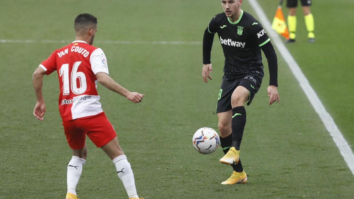 Javi Hernández davant Yan Couto en un Girona-Leganés de fa dues temporades.