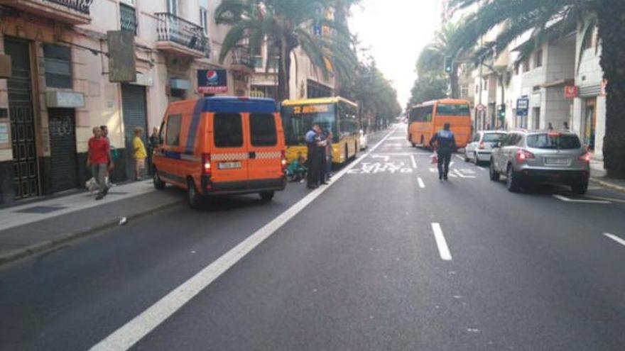 El peatón herido es atendido, entre la guagua municipal y un furgón de protección civil