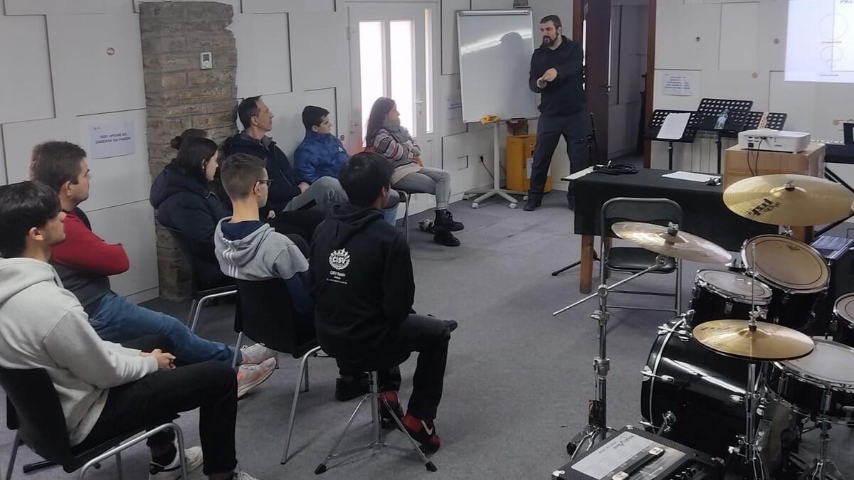Una charla impartida en el interior del local A Factoría, en Biduído, Ames
