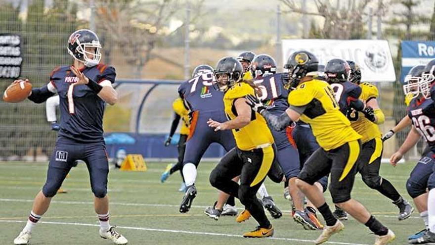 Varias jugadas del Mallorca Voltors-Firebats Valencia disputado ayer en Son Moix, en el que destacaron los quarterbacks de ambos equipos y la defensa visitante.