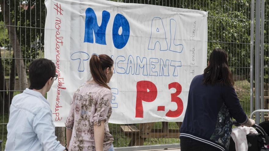 Un cartell a la reixa de l&#039;escola Monsenyor Gibert