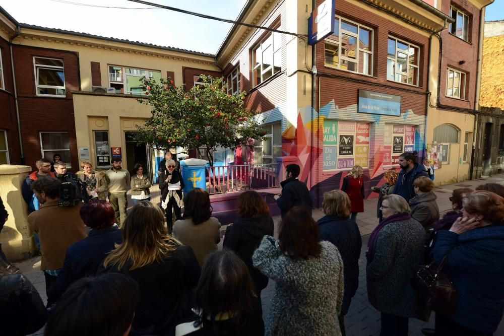 Inauguración del mural en la Casa de Encuentros de la Mujer en La Felguera