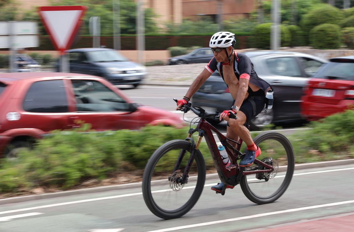 Un deportista. en un carril bici de Castelló.