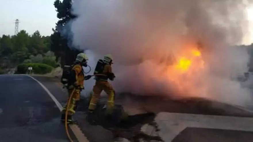 Sofocan un incendio en un solar lleno de residuos en la carretera de Sóller