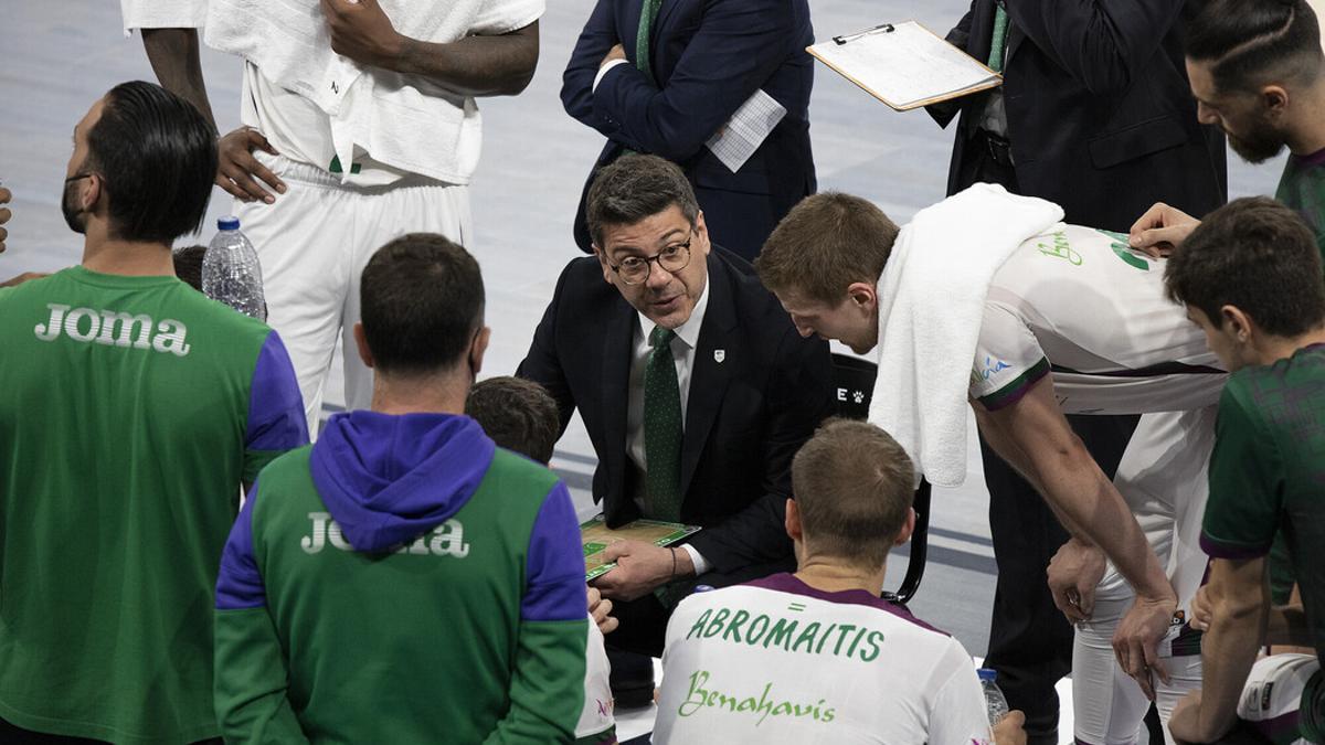 Katsikaris, en un tiempo de muerto durante el partido en el Buesa. Arena.