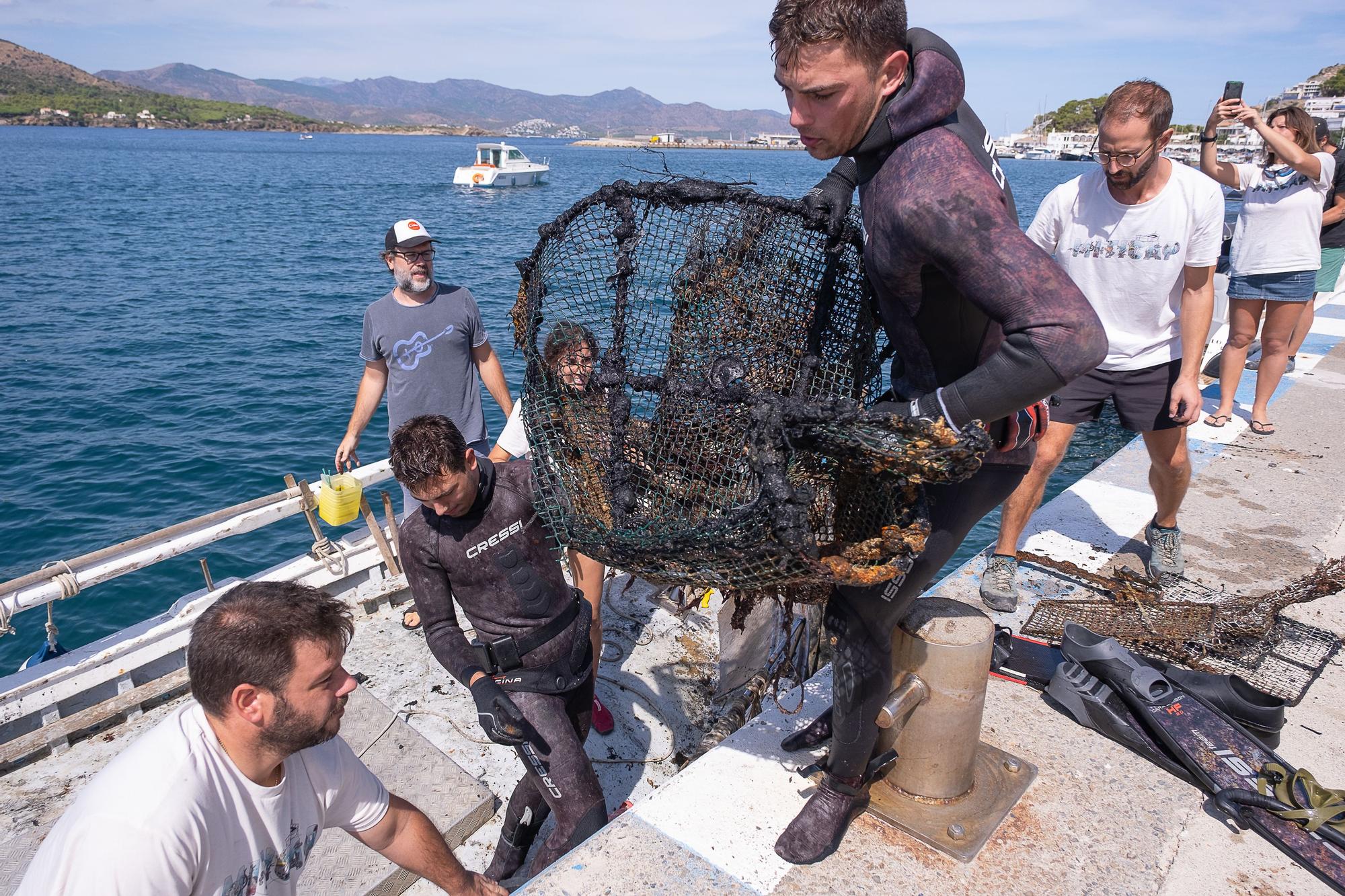 Retiren 700 quilos de residus del fons marí del Port de la Selva