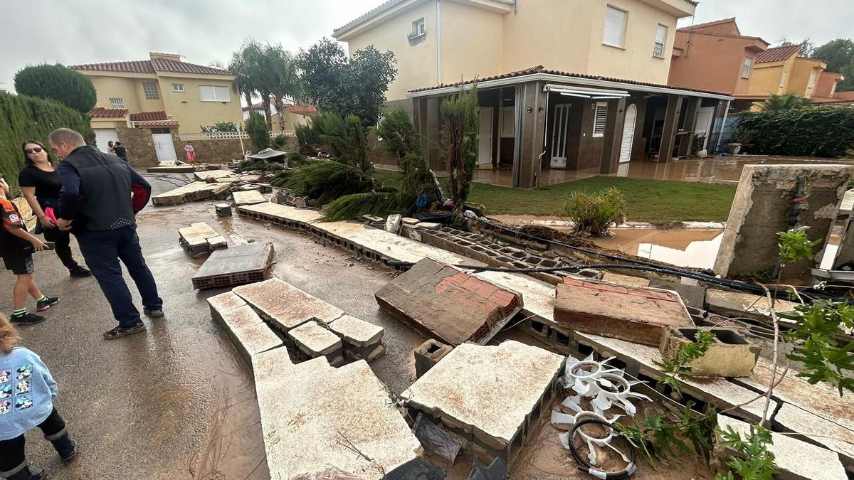 Una de las viviendas más afectadas en la urbanización Reva, en Riba-roja de Túria, donde se derrumbó el muro exterior.