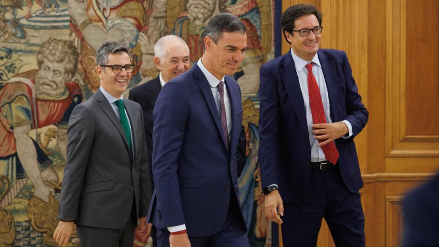 El presidente del Gobierno, Pedro Sánchez, acompaña a Óscar López en su toma de posesión como ministro de Transformación Digital y Función Pública.