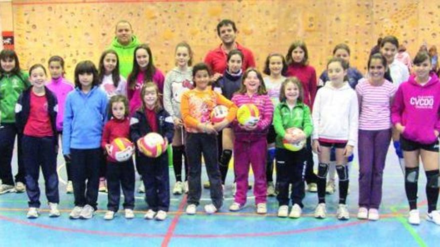 Dani Vega, con un grupo de niñas que se inician en la práctica del voleibol. / j.m. carbajal