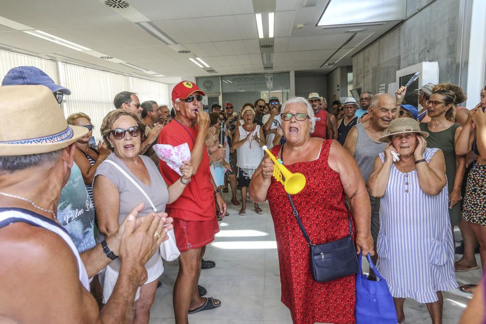 Protesta vecinos de La Mata para exigir mejoras.