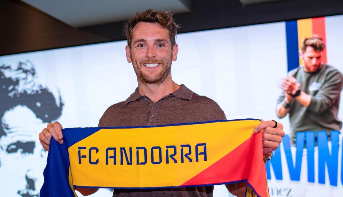 Ibai Gómez posa con una bufanda del Andorra en su presentación este pasado verano.