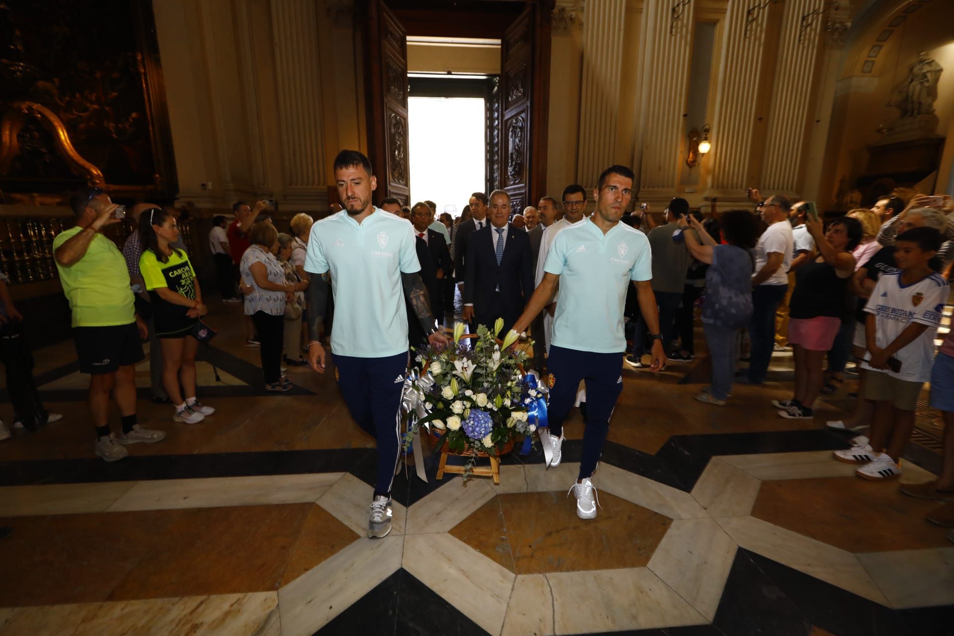 Así ha sido la ofrenda floral del Real Zaragoza a la Virgen del Pilar