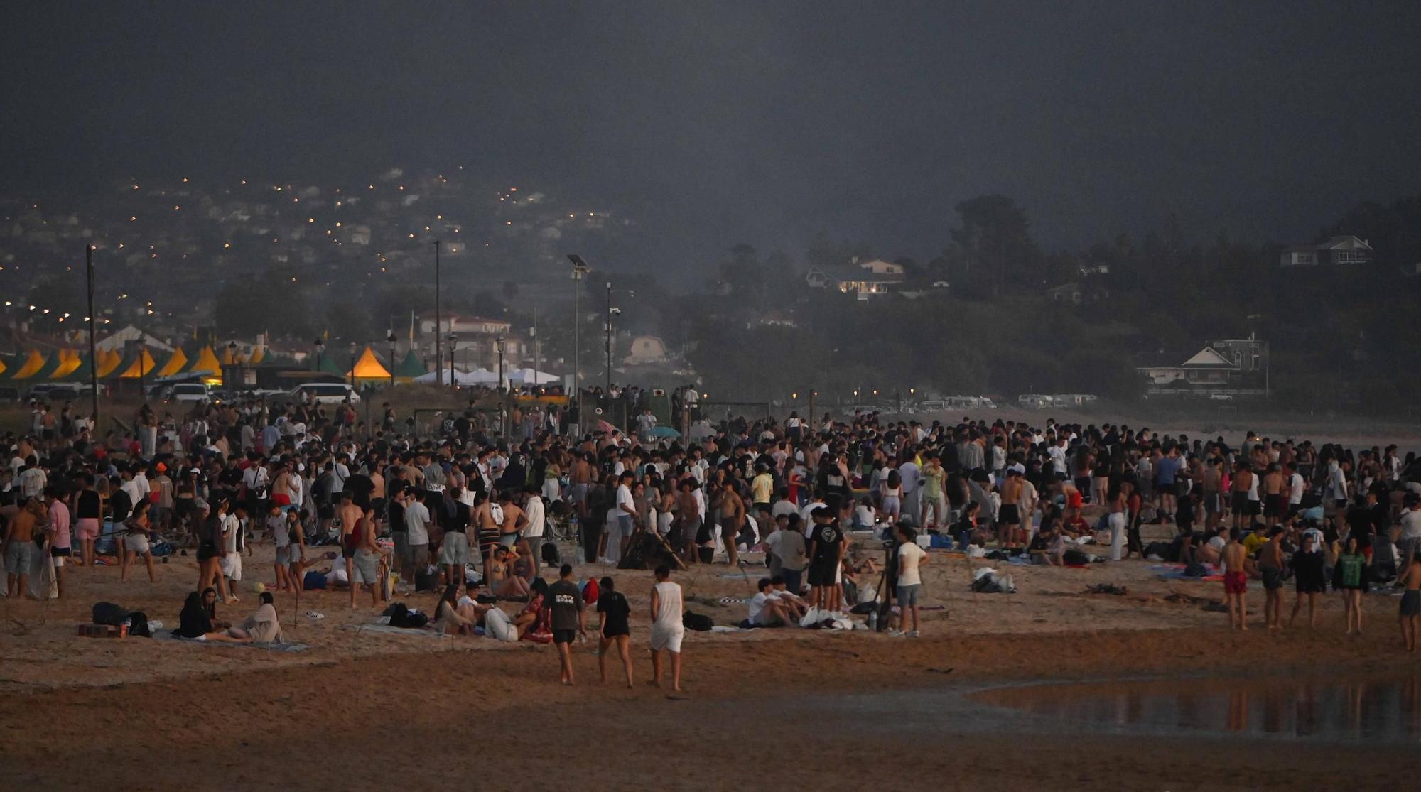 Ambientazo en las playas y plazas llenas para celebrar la noche meiga