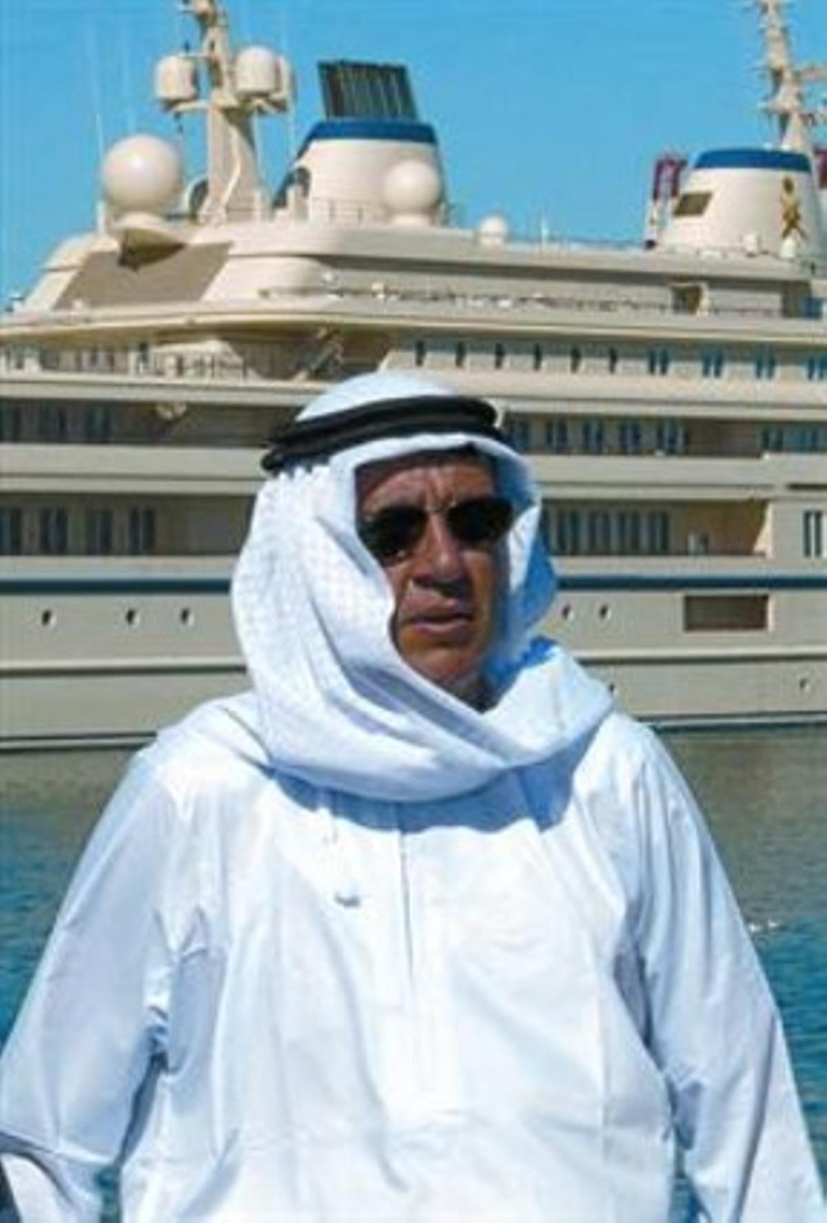 Disfressa 8 Albiol amb turbant i ’dishdasha’, túnica blanca, a Oman.