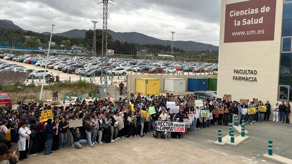 Protesta de alumnos de la UMU este jueves por el mal estado del aparcamiento de Ciencias de la Salud.