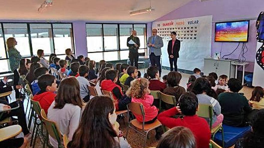 Una de las actividades de lectura organizadas en el CEIP Sansueña, en Santibáñez.