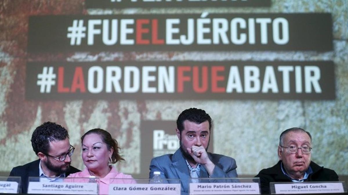 Clara Gómez (segunda por la izquierda) y Mario Patrón (a su izquierda), en la presentación del informe sobre la matanza de Tlatlaya, en México.