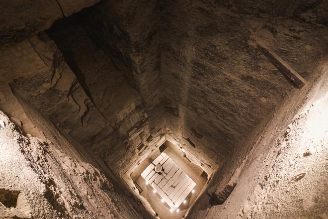 Antigua tumba egipcia en el interior de una pirámide