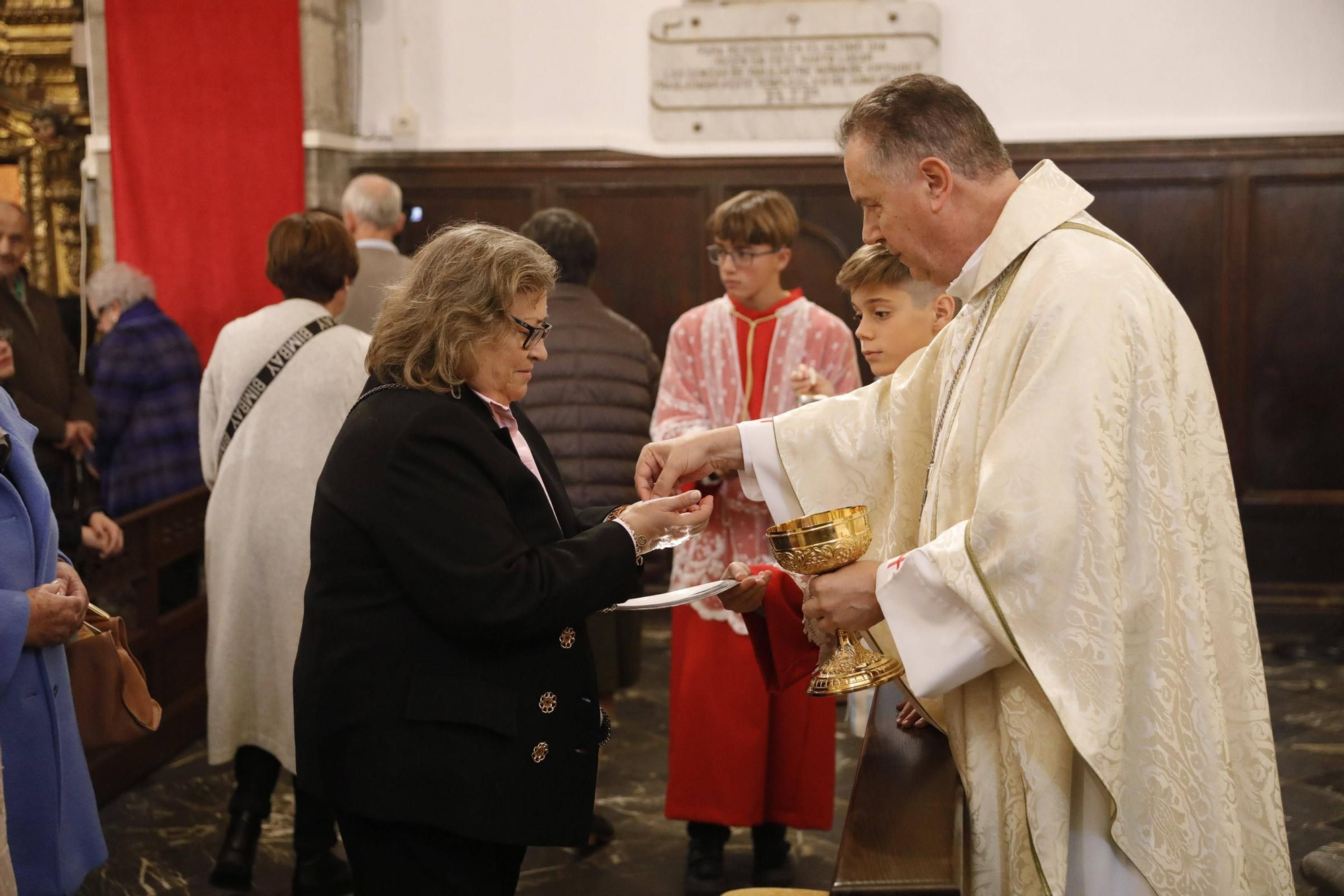 El cardenal Ángel Fernández Artime oficia la primera misa cardenalicia de Gozón en el día de Todos los Santos en la parroquia de Santa María de Luanco