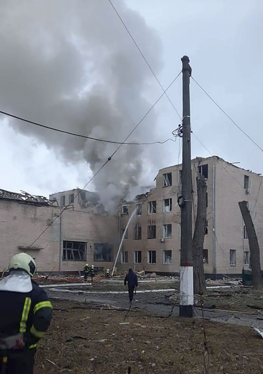 Serveis d'emergència treballant en un dels punts de Kiev atacats per Rússia