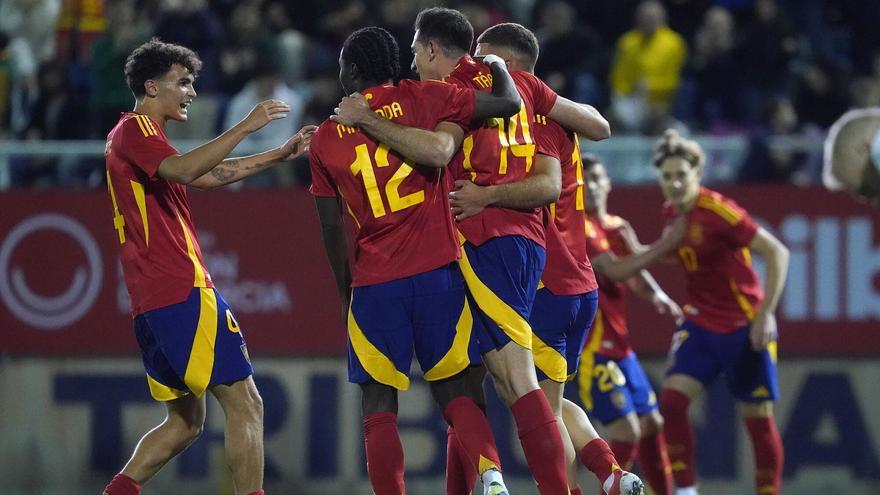 La selección española de fútbol sub-21 celebra el gol de César Tárrega.