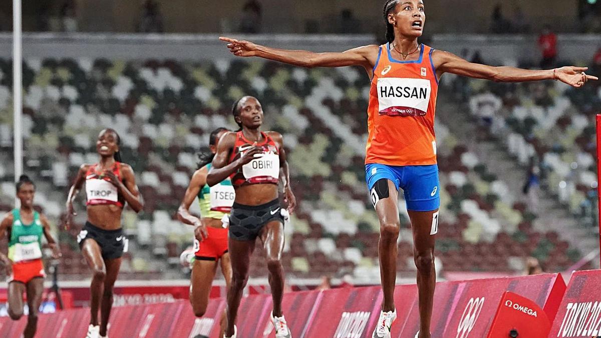 Hassan celebra su victoriaen la final de 5.000 metros. // REUTERS