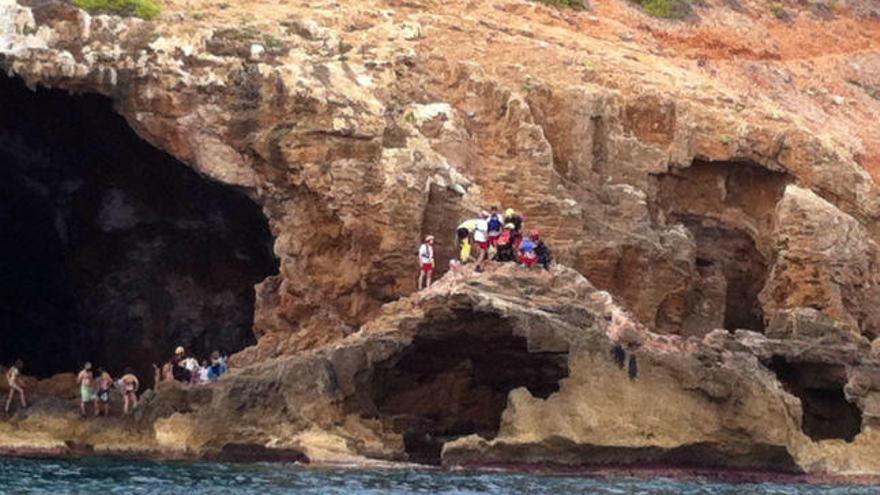 Los sanitarios de la Cruz Roja atienden a la mujer antes de evacuarla en helicóptero.