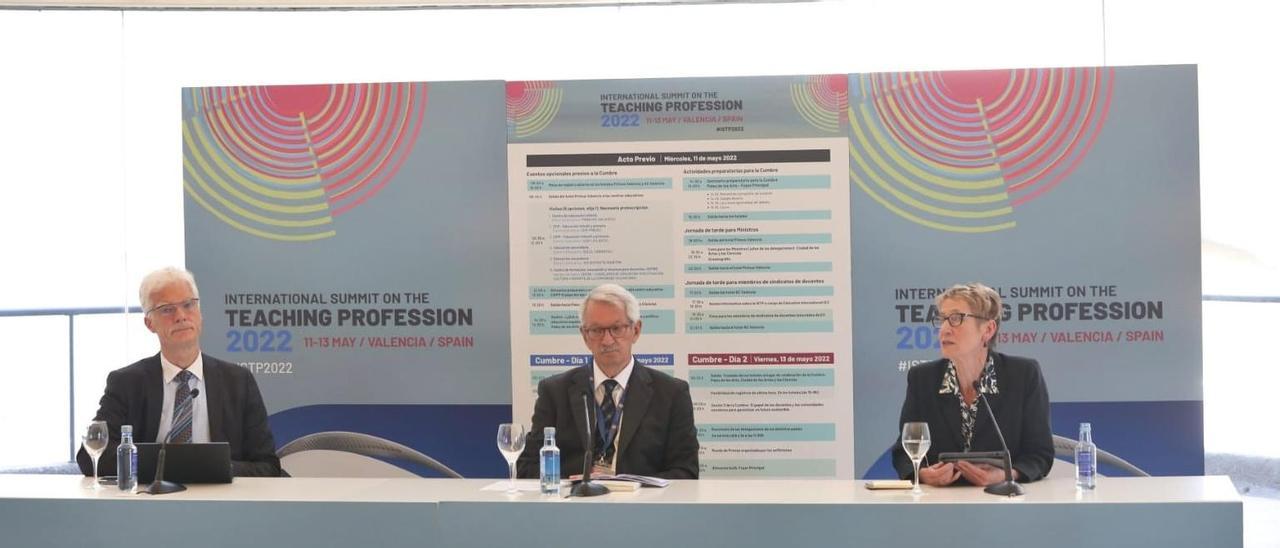 Andreas Schleicher, Javier Tiana y Susan Hopgood, en rueda de prensa.