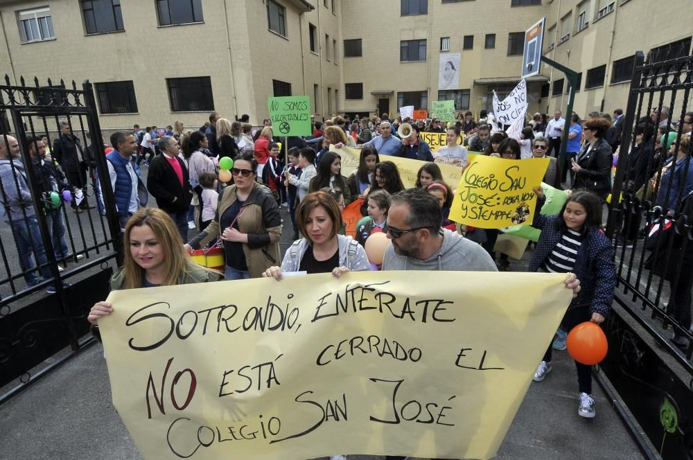 Protestas de padres y alumnos en Sotrondio por el cierre de aulas en el Colegio San José