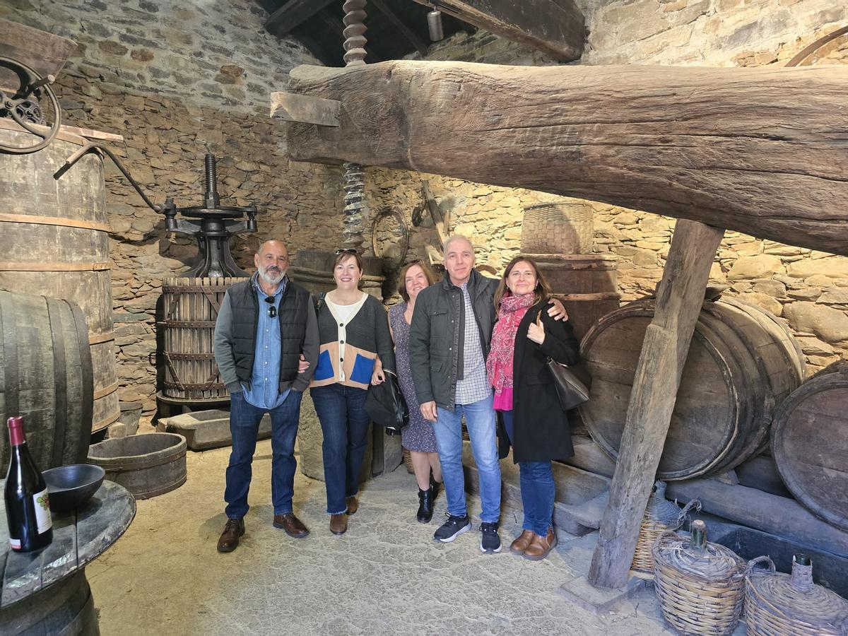 Un grupo de visitantes gijoneses, este viernes, visitando el Museo del Vino.