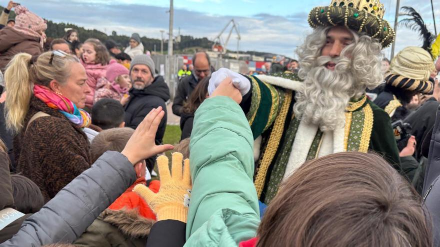 Melchor saluda a un niño en el paseo de la ría