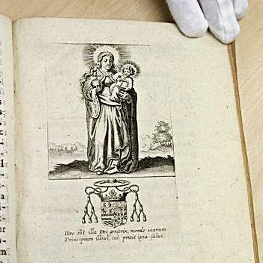 Páxina con un grabáu de la Virxe de Cuadonga talo como se representaba nel sieglu XVII.