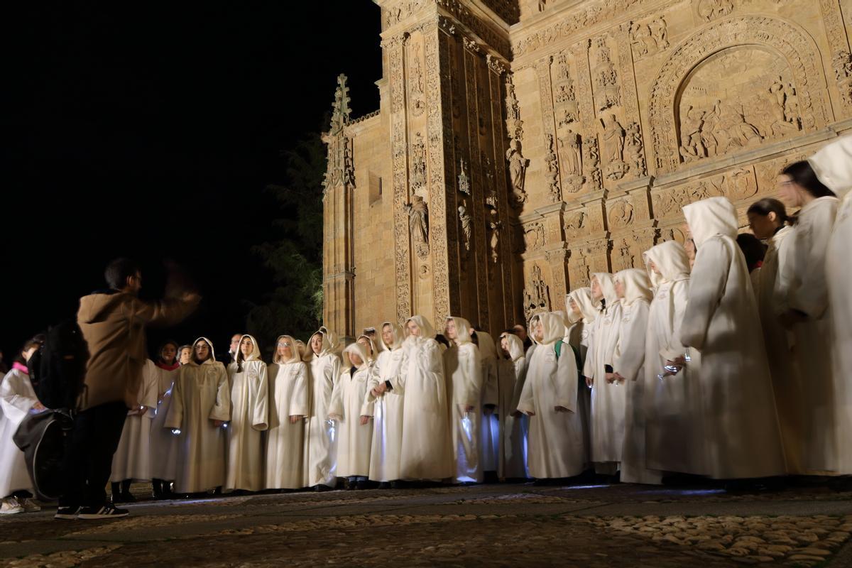 Los cantores del coro crevillentino en uno de sus conciertos en Salamanca