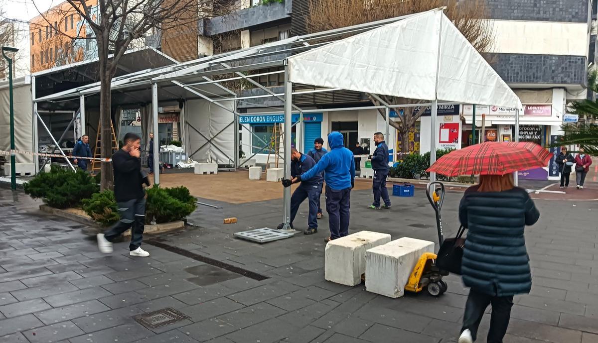 Montaje de la carpa de la falla Màrtirs, esta mañana.