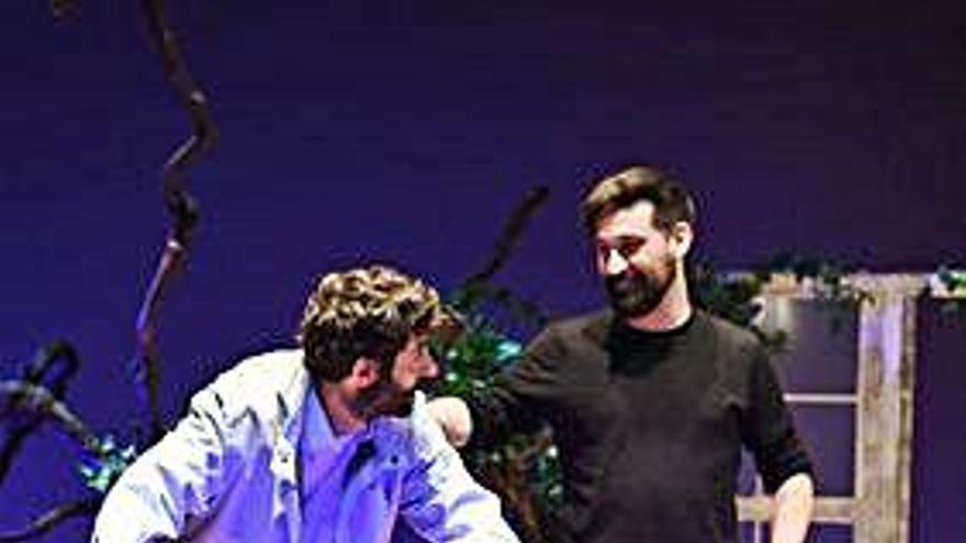 Miembros de Os Náufragos, ayer ensayando 'Karelu' en el Rosalía.