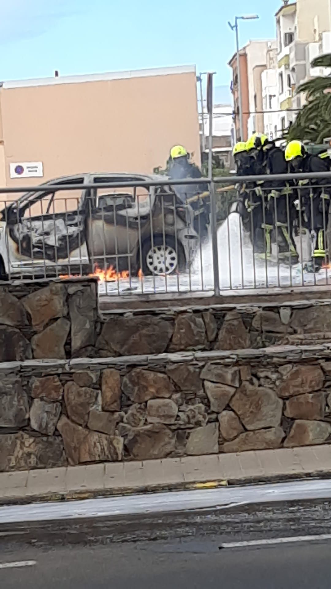 incendio veh�culo en Vecindario 1.jpeg