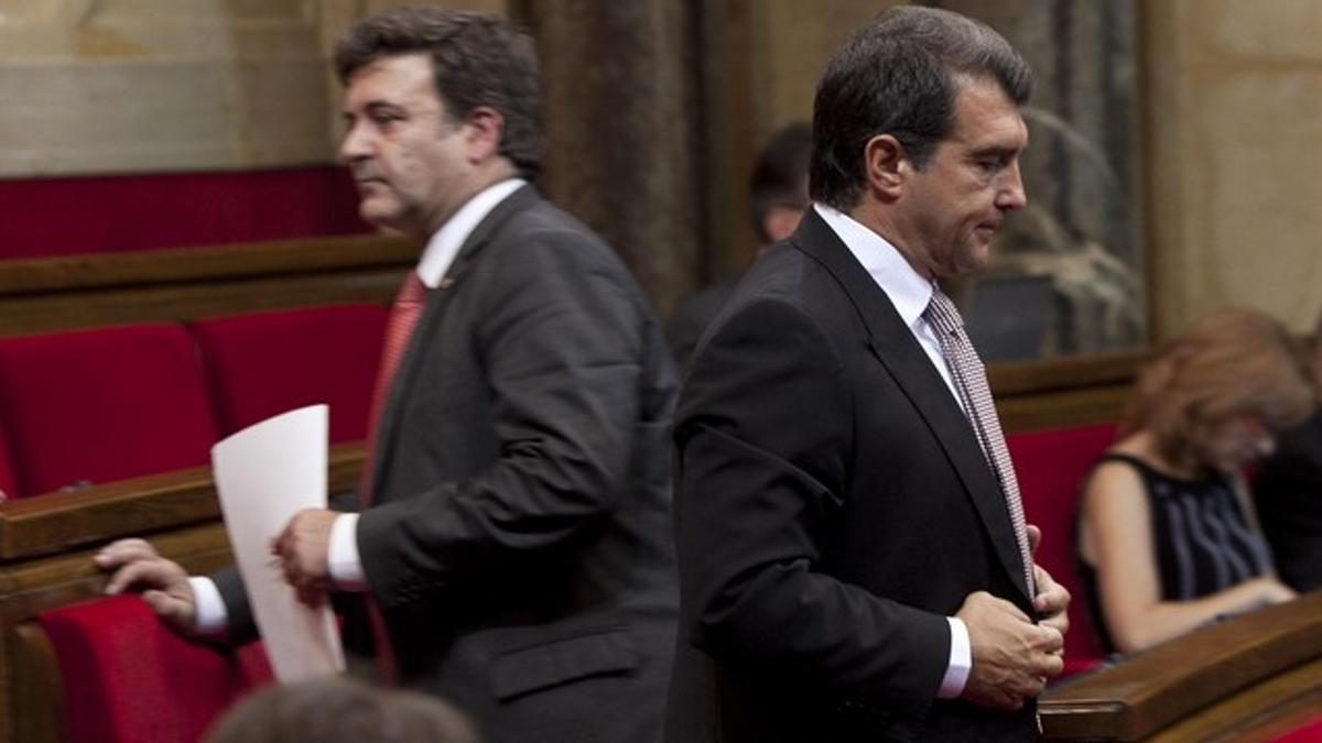 López Tena (izquierda) y Laporta, durante un pleno del Parlament.