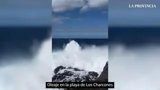 Rescatan a dos pescadores arrastrados por las olas en unas piscinas naturales de Lanzarote